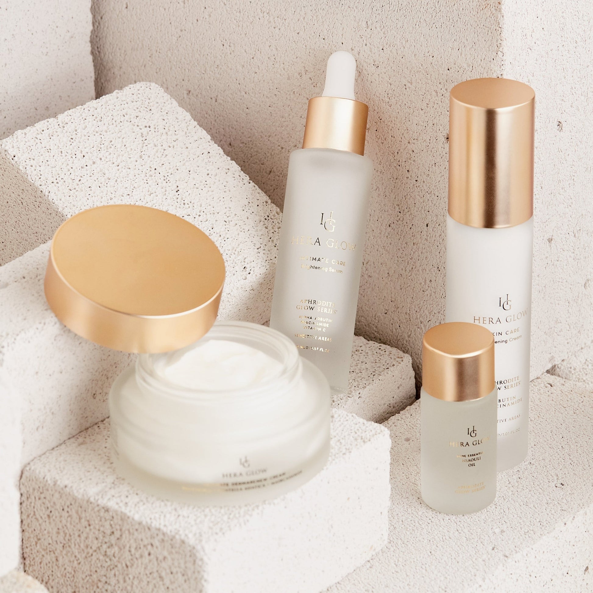 Hera Glow Astra Serisi krem seti, koltuk altı ve diğer hassas bölgelerde cilt tonunu dengeleyerek lekelerin görünümünü azaltır.